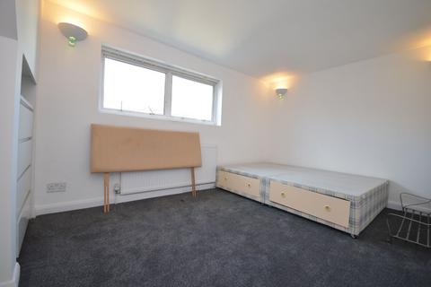4 bedroom flat to rent, Alfred Road, London W3 6LH