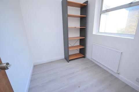 4 bedroom flat to rent, Alfred Road, London W3 6LH