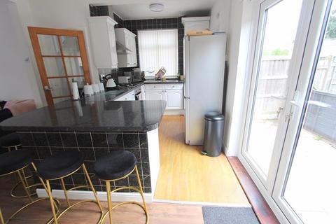 3 bedroom semi-detached house to rent, Wrexham Avenue, Walsall
