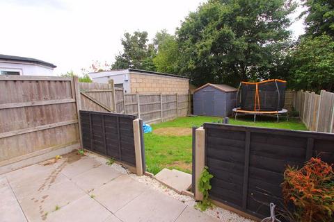 3 bedroom semi-detached house to rent, Wrexham Avenue, Walsall