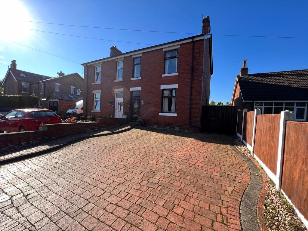 Hall Lane, Longton, Preston, PR4 3 bed semidetached house for sale £