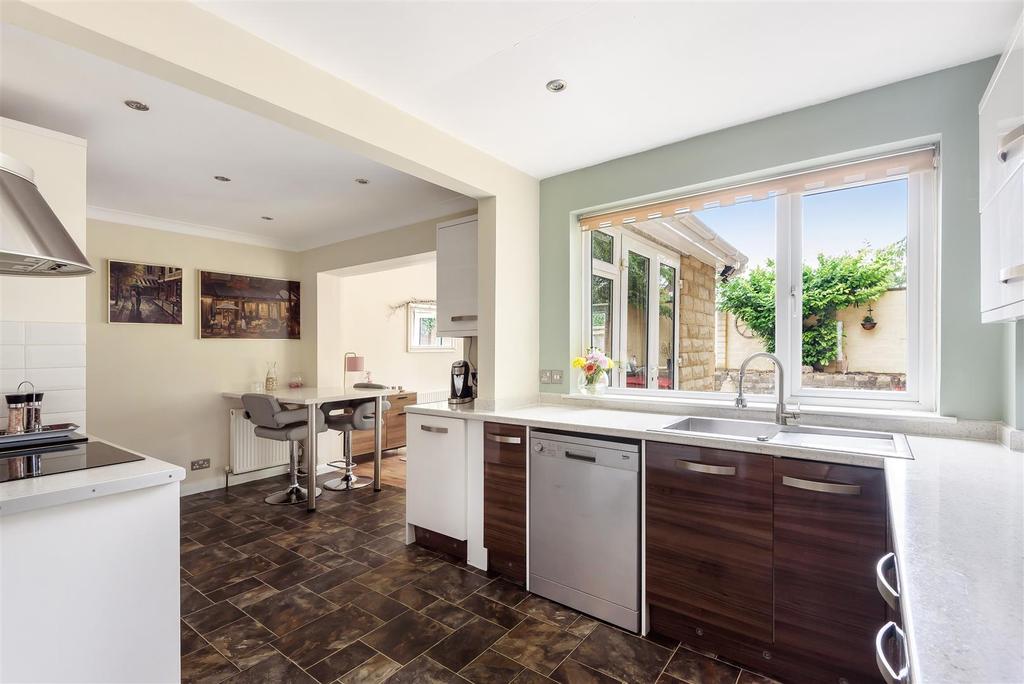 Westbrook Close, Chippenham 4 bed detached house for sale £400,000