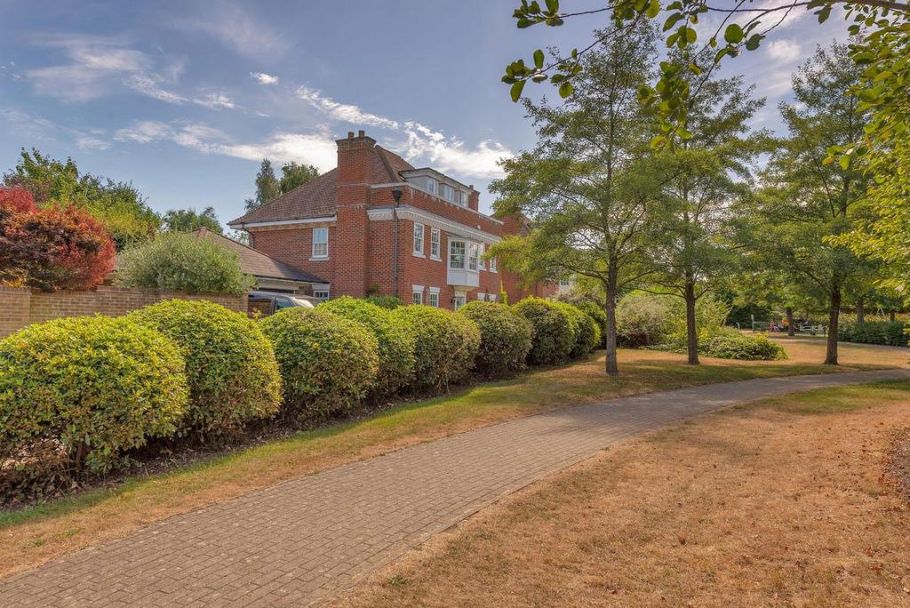 Braeburn Way, Kings Hill 5 bed detached house £1,200,000