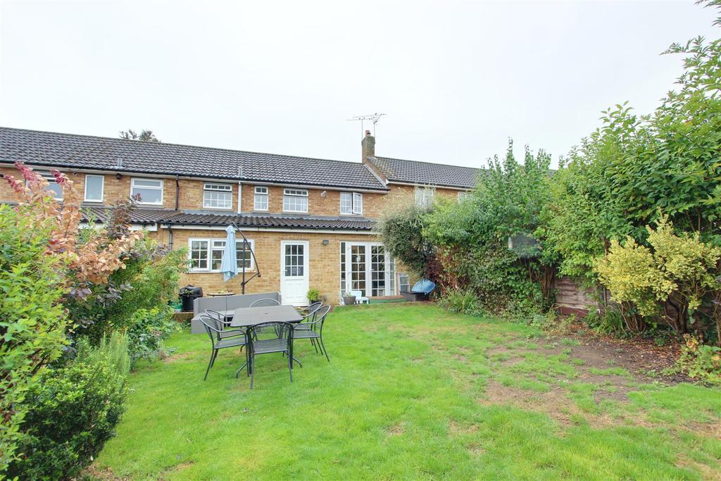 Beechfield, Kings Langley 3 bed terraced house £585,000