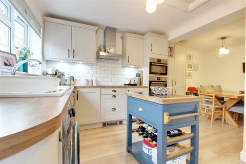14 Beechfield, Kings Langley, WD4 8EF