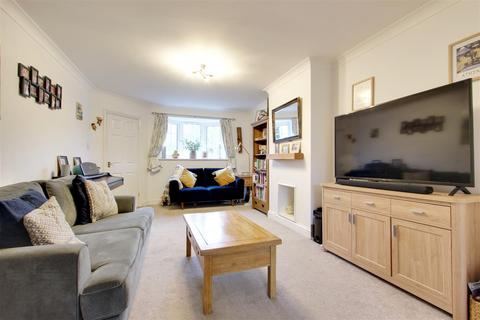 14 Beechfield, Kings Langley, WD4 8EF