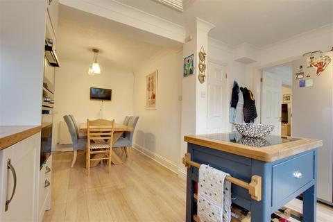 14 Beechfield, Kings Langley, WD4 8EF