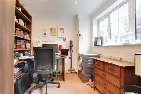 14 Beechfield, Kings Langley, WD4 8EF