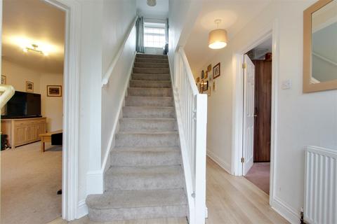 14 Beechfield, Kings Langley, WD4 8EF