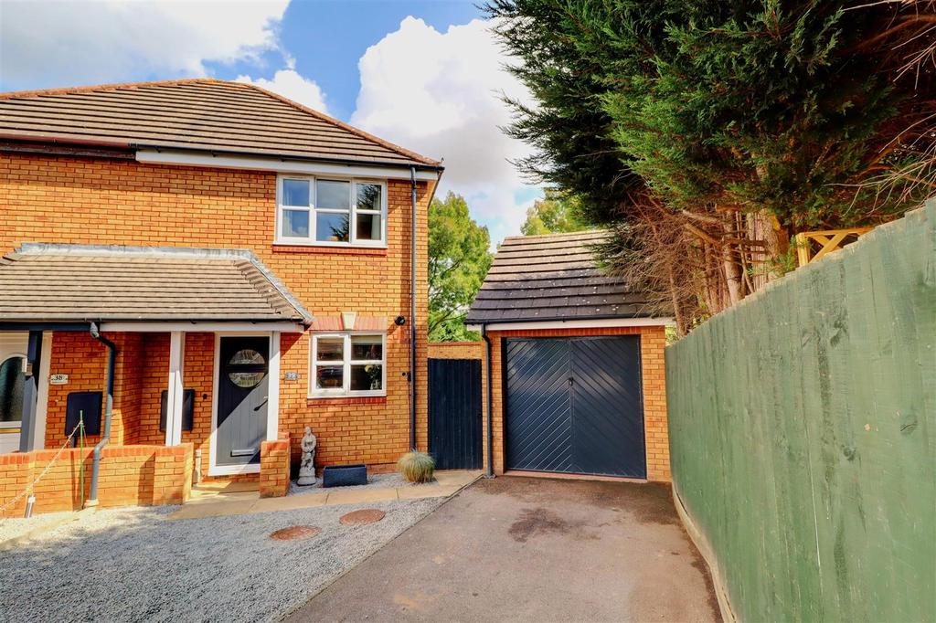 Melbourne Close, Maple Park, Nuneaton 2 bed semidetached house for