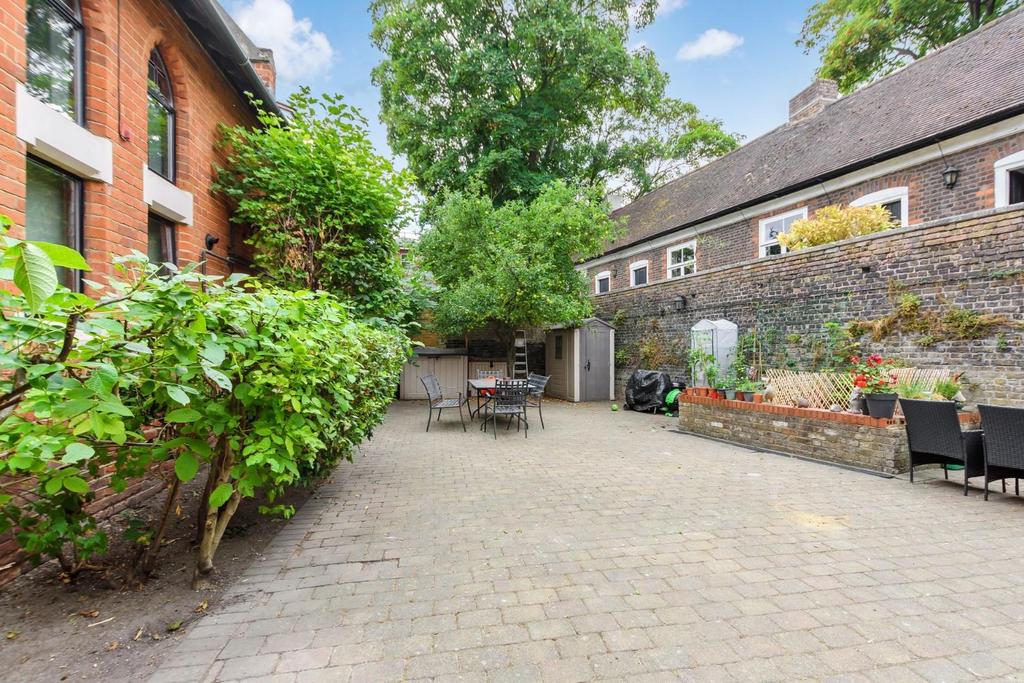 West Hill, Dartford 2 bed flat £250,000