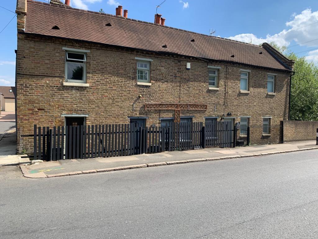 Barnes Cray Cottages, Crayford, Kent, DA1 4ND 3 bed cottage £1,550