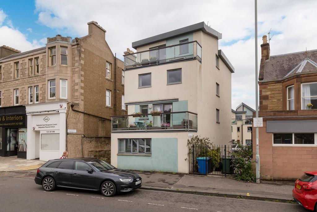 12 Western Corner, EDINBURGH, EH12 5PY 3 bed flat £300,000