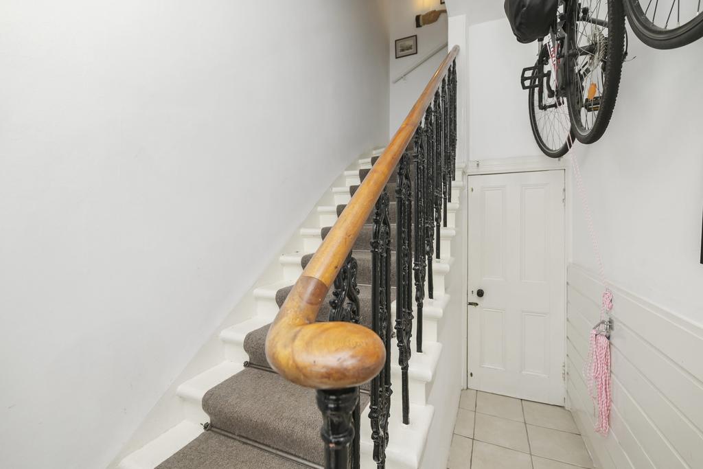 11 Ryehill Avenue, Edinburgh, EH6 8EU 3 bed flat £405,000