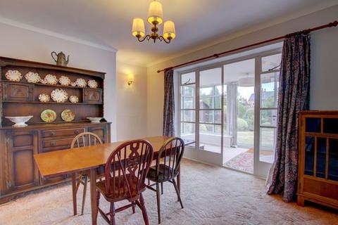 27 Holt Gardens, Studley, B80 7NU