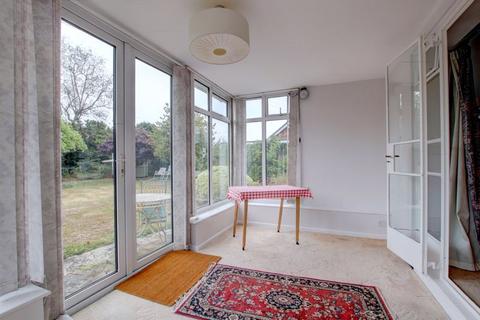 27 Holt Gardens, Studley, B80 7NU