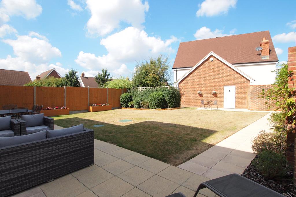 Halliday Close, Ewell, KT17 5 bed detached house £1,200,000