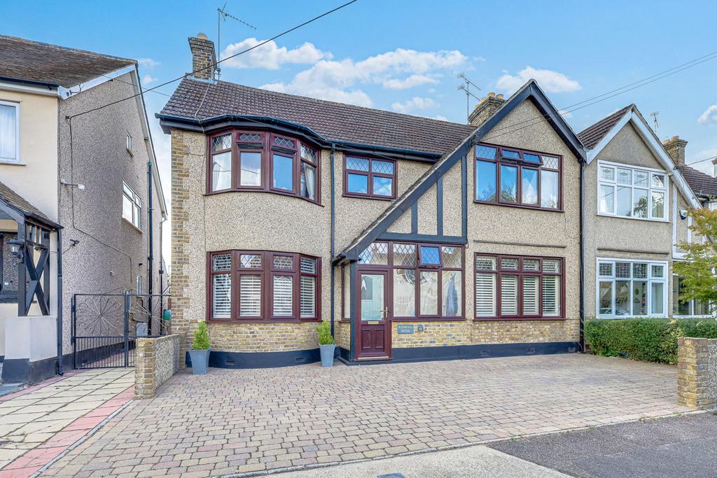 Arcadian Gardens, Benfleet, SS7 4 bed semidetached house £575,000