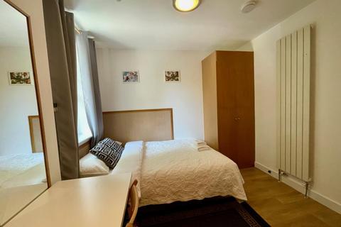 Studio to rent, Fulham Palace Road, Hammersmith, London W6