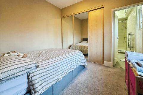 Studio to rent, Edith Road, London, W14