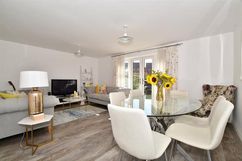 2 Bourne Avenue, Horley, RH6 8GL
