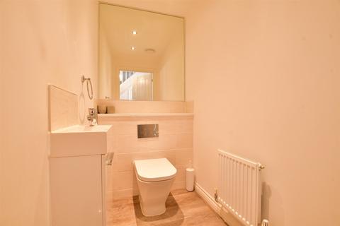 2 Bourne Avenue, Horley, RH6 8GL