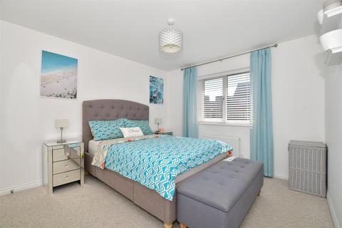 2 Bourne Avenue, Horley, RH6 8GL
