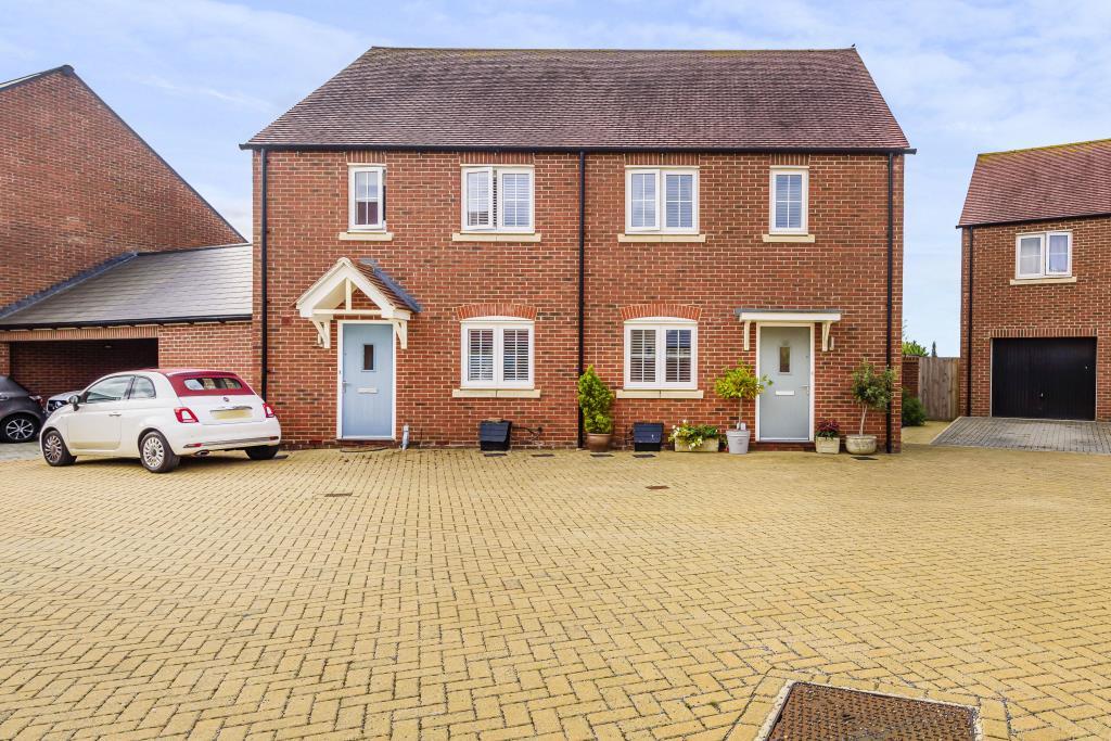 Kingsmere, Bicester, Oxfordshire, 3 bed semidetached house £400,000