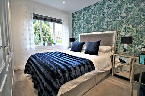 3 bedroom bungalow for sale - Riverside Drive, Urmston