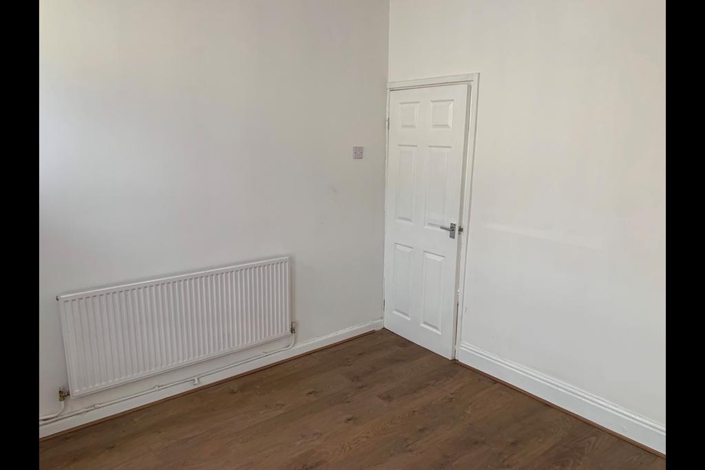 Haden Hill, Wolverhampton WV3 3 bed terraced house £850 pcm (£196 pw)