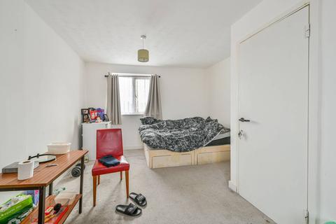 35 Linton Gardens, London, E6 5SQ