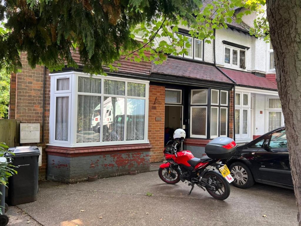 Yardley Wood Road, Moseley 2 bed flat £750 pcm (£173 pw)