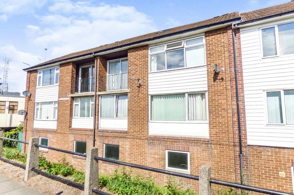 Malcolm Court, Monkseaton, Whitley... 2 bed flat £120,000