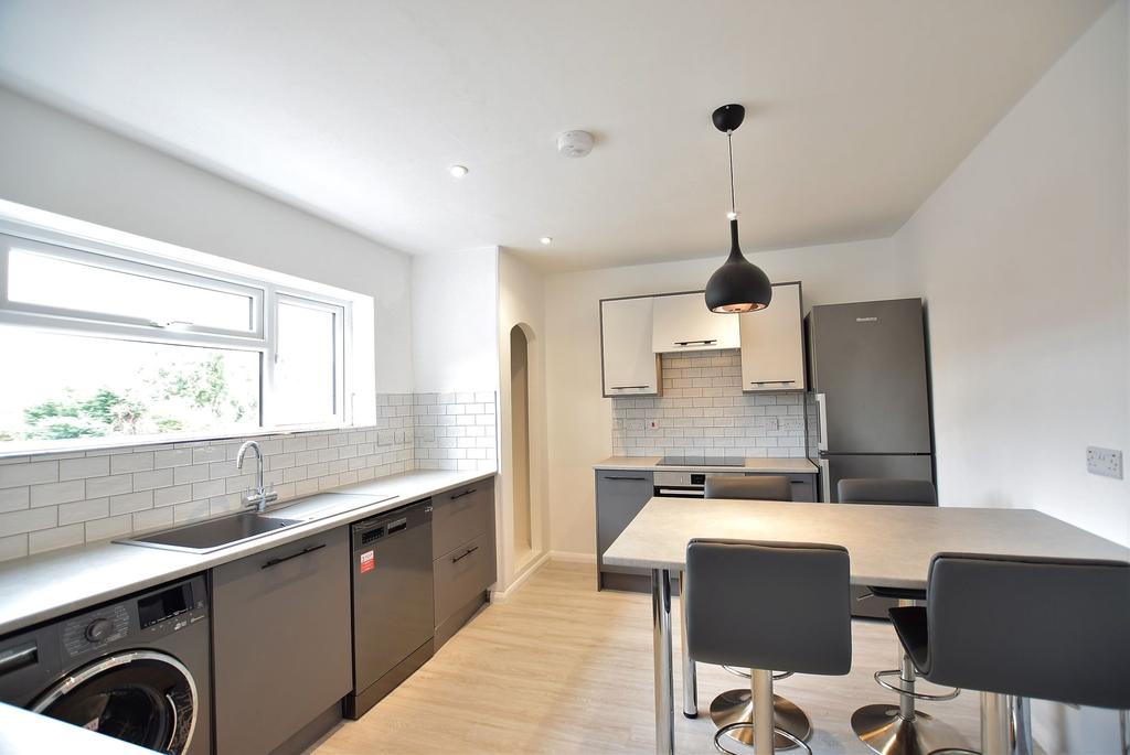 Yorktown Road, Sandhurst, GU47 3 bed £1,200 pcm (£277 pw)