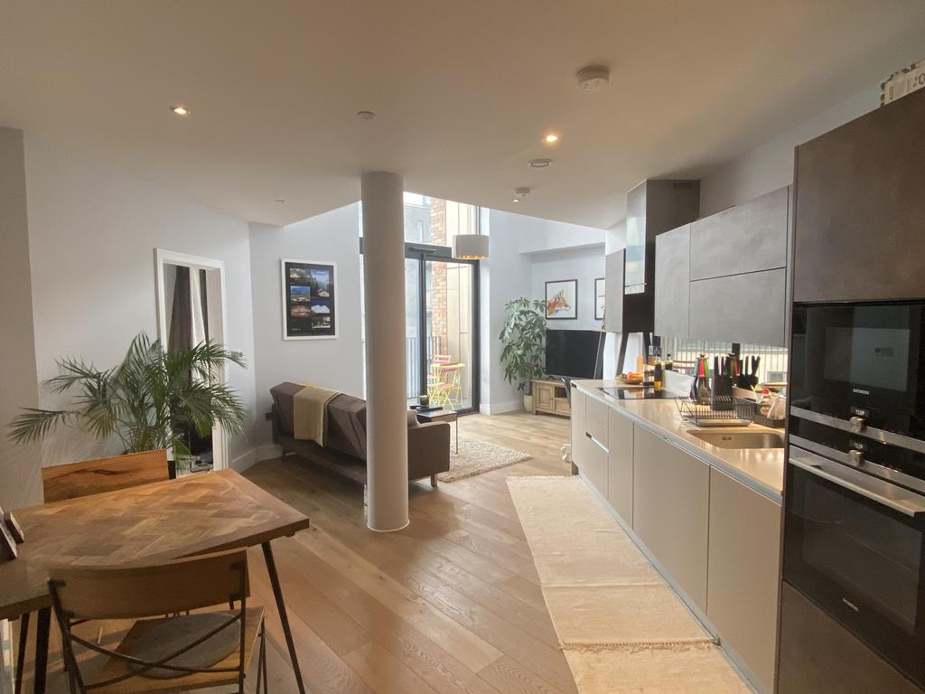 Roach Road, London E3 1 bed apartment £1,900 pcm (£438 pw)