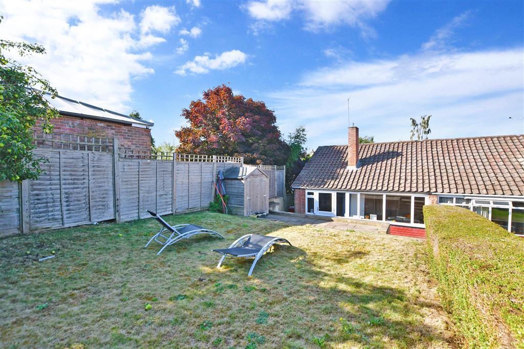 Sandhurst Park, Tunbridge Wells, Kent 2 bed semidetached bungalow for