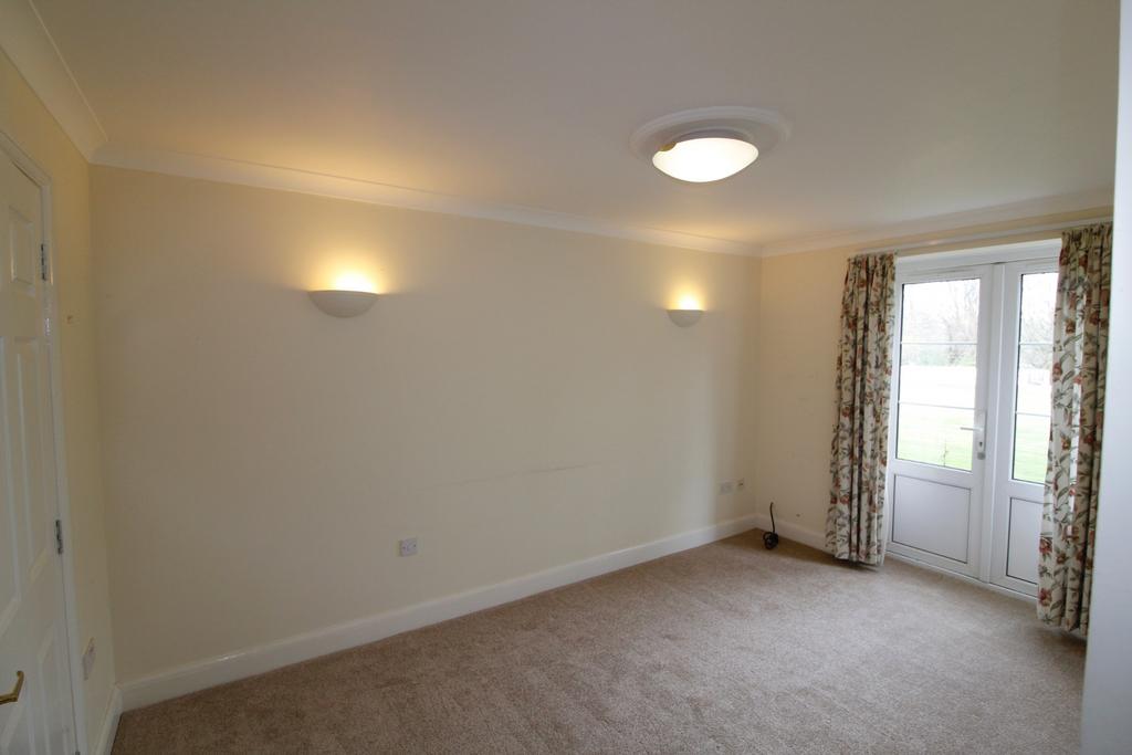 Chorleywood Lodge, Chorleywood Lodge Lane, Chorleywood 2 bed flat for sale £195,000