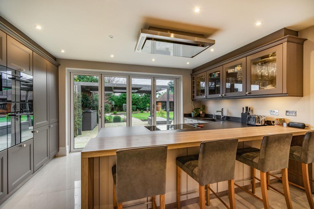 Shire Lane, Chorleywood, WD3 5 bed detached house £2,395,000