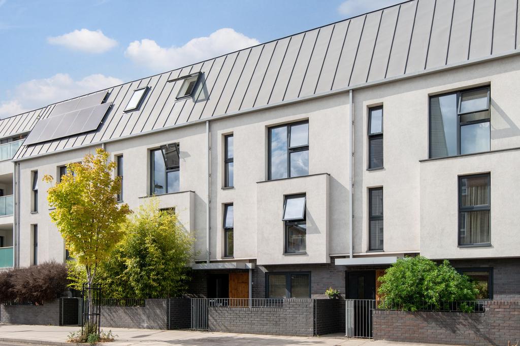 Richmond Road, London Fields, London, E8 4 bed house £4,498 pcm (£