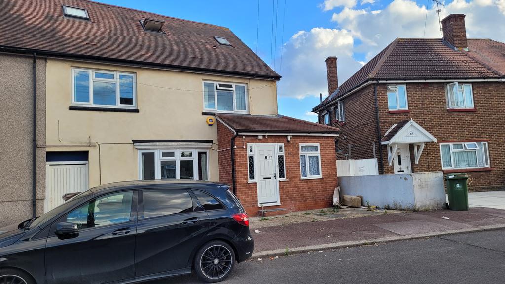 Bell Farm Avenue, Dagenham RM10 1 bed in a house share - £700 pcm (£162 pw)