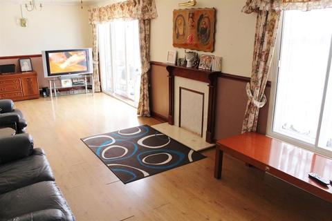 717 Bath Road, Hounslow, TW5 9SZ