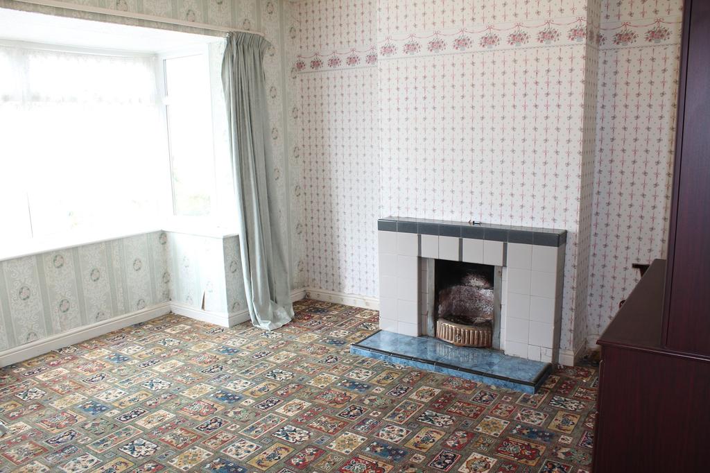 Peak Avenue, Riddings, Derbyshire.... 3 bed semidetached house £150,000