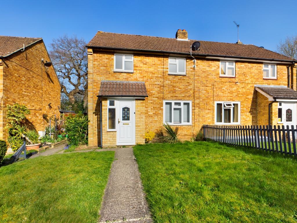 Scotney Road, Oakridge, Basingstoke... 2 bed semidetached house £1,200 pcm (£277 pw)