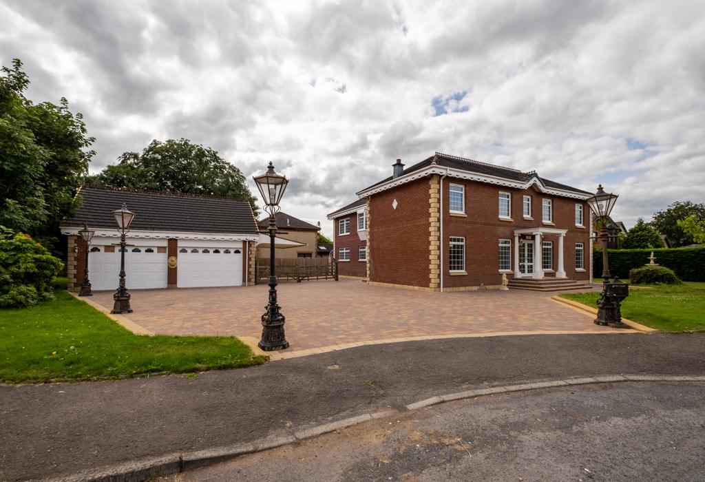 Turnbull Way, Strathaven, Lanarkshire 4 bed detached house £550,000