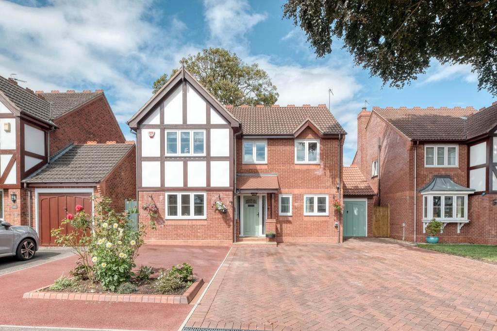 Willow Road, Bromsgrove, B61 8PL 4 bed detached house £525,000