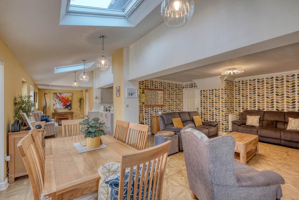 Willow Road, Bromsgrove, B61 8PL 4 bed detached house £525,000