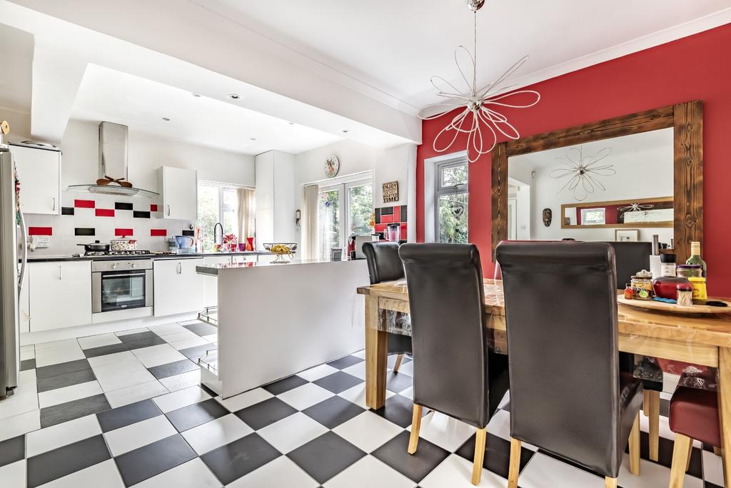 Kidbrooke Lane Eltham SE9 5 bed detached house £2,700 pcm (£623 pw)