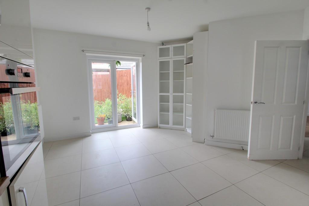 Abbott Way, Whetstone 3 bed semidetached house £1,100 pcm (£254 pw)