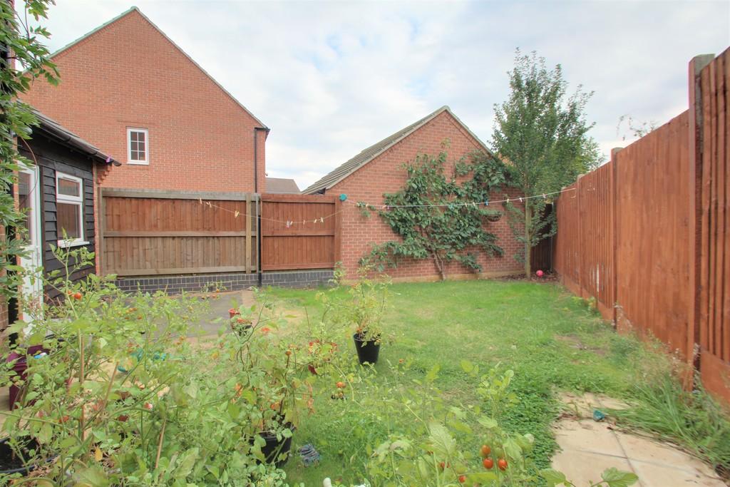 Abbott Way, Whetstone 3 bed semidetached house £1,100 pcm (£254 pw)