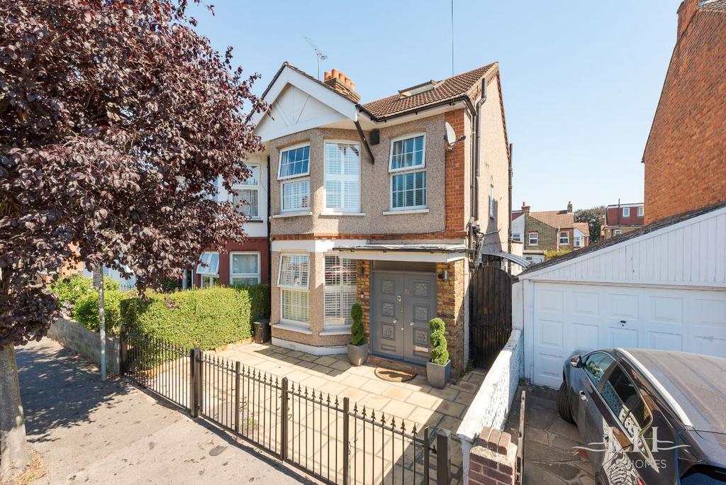Brooklands Road, Romford 3 bed semidetached house £550,000